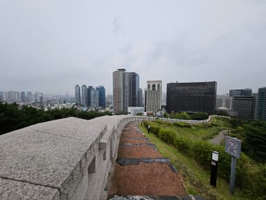 城壁とビル