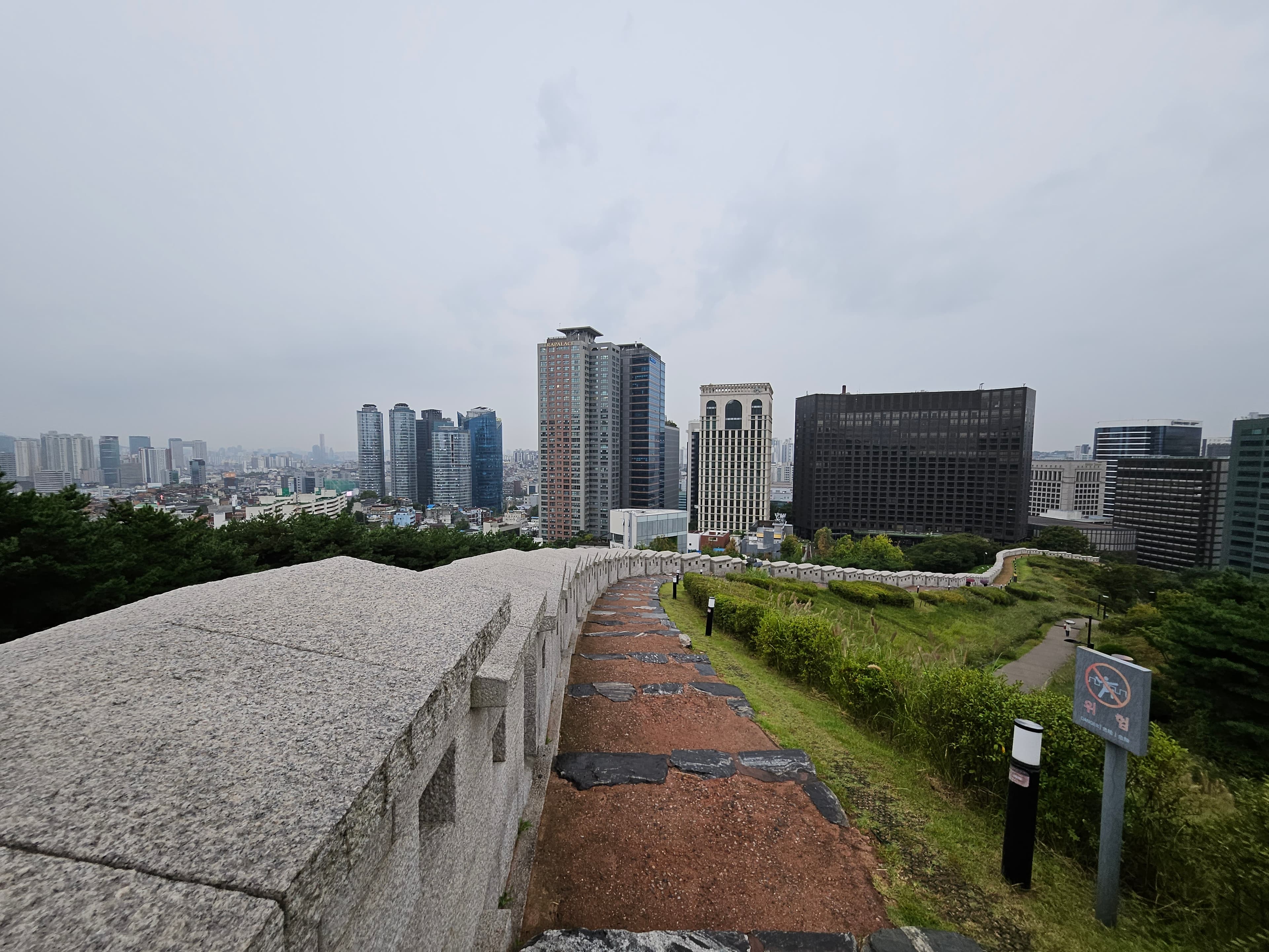 城壁とビル