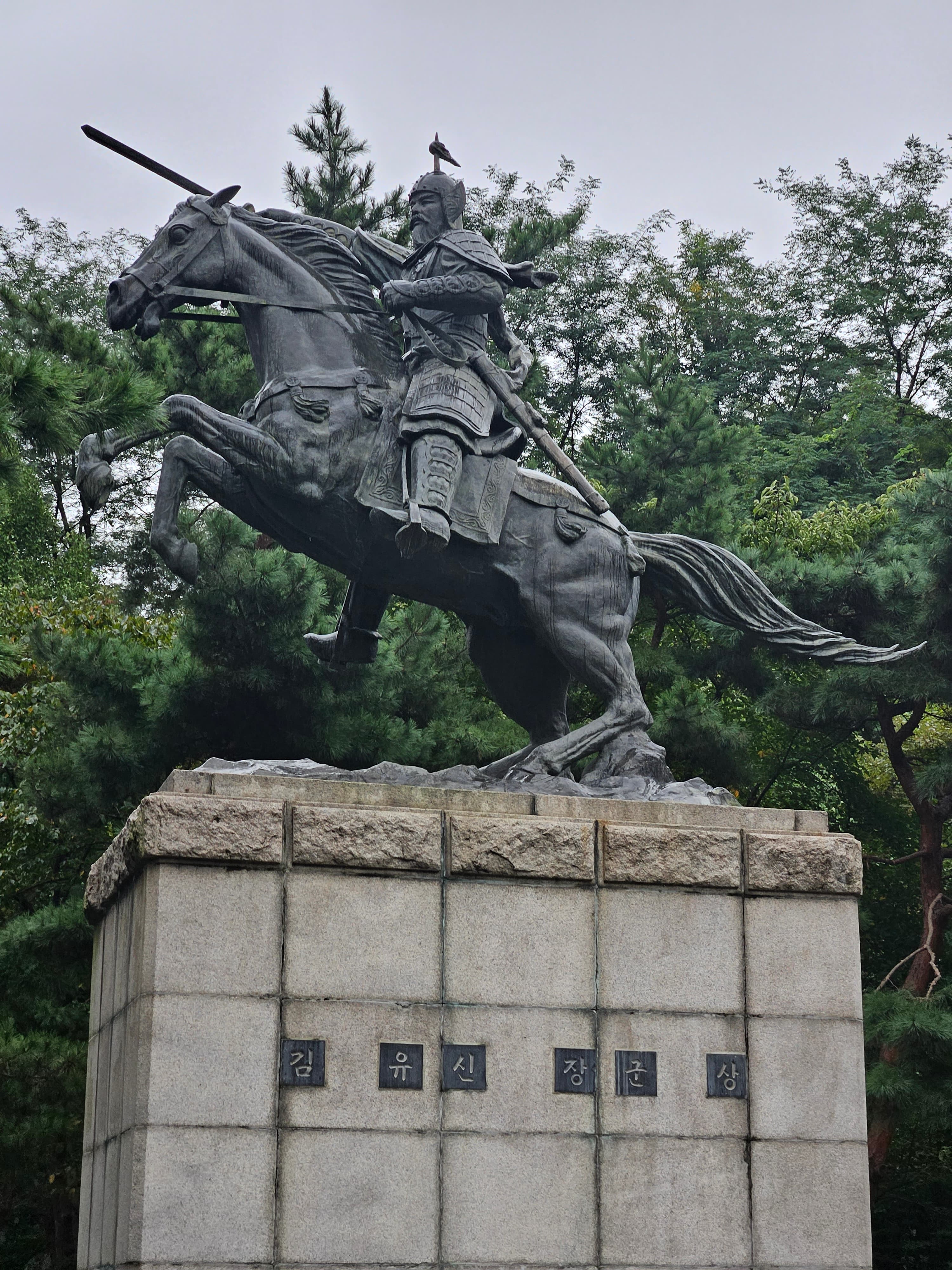金庾信の像