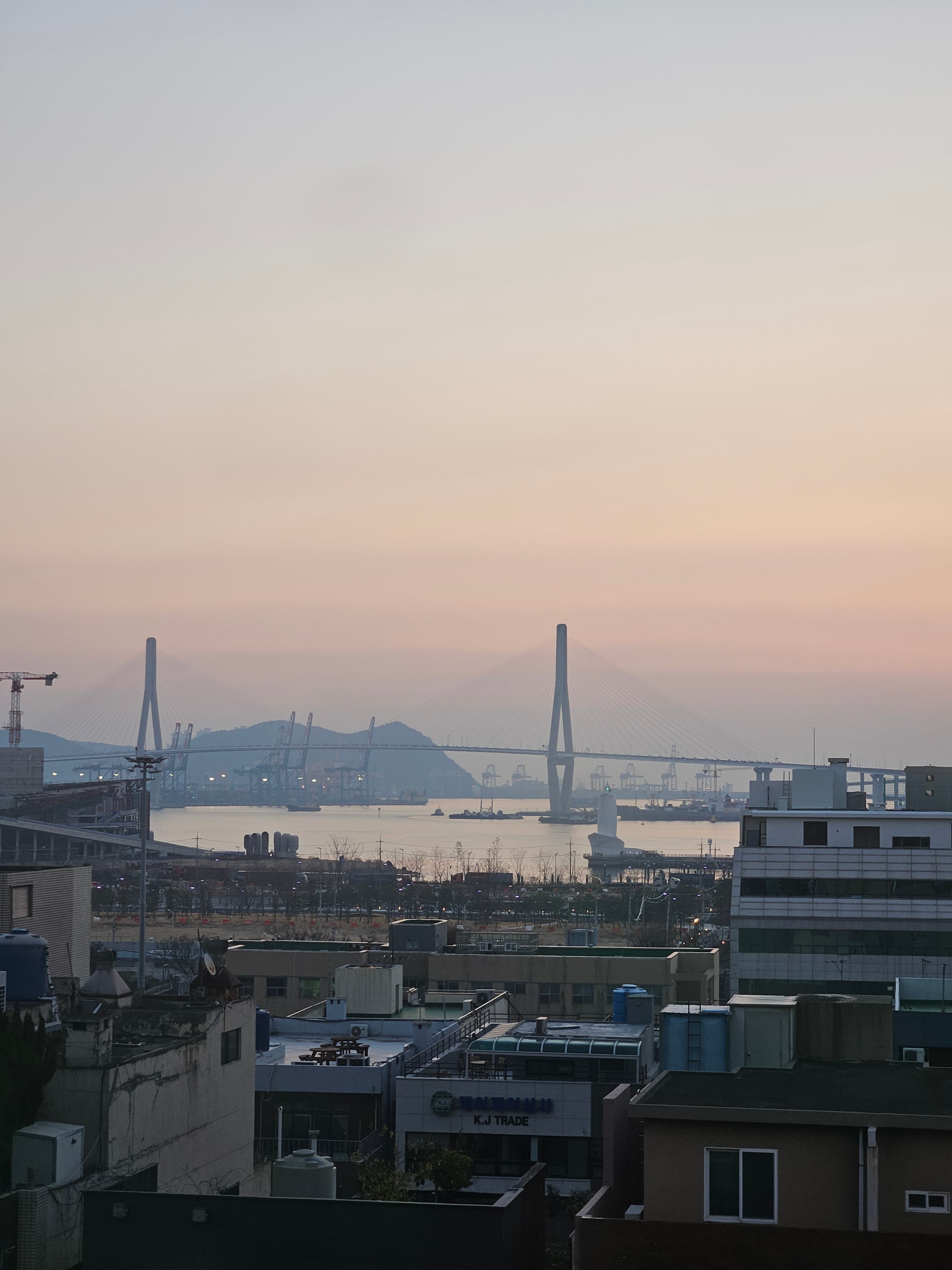 朝の釜山港大橋