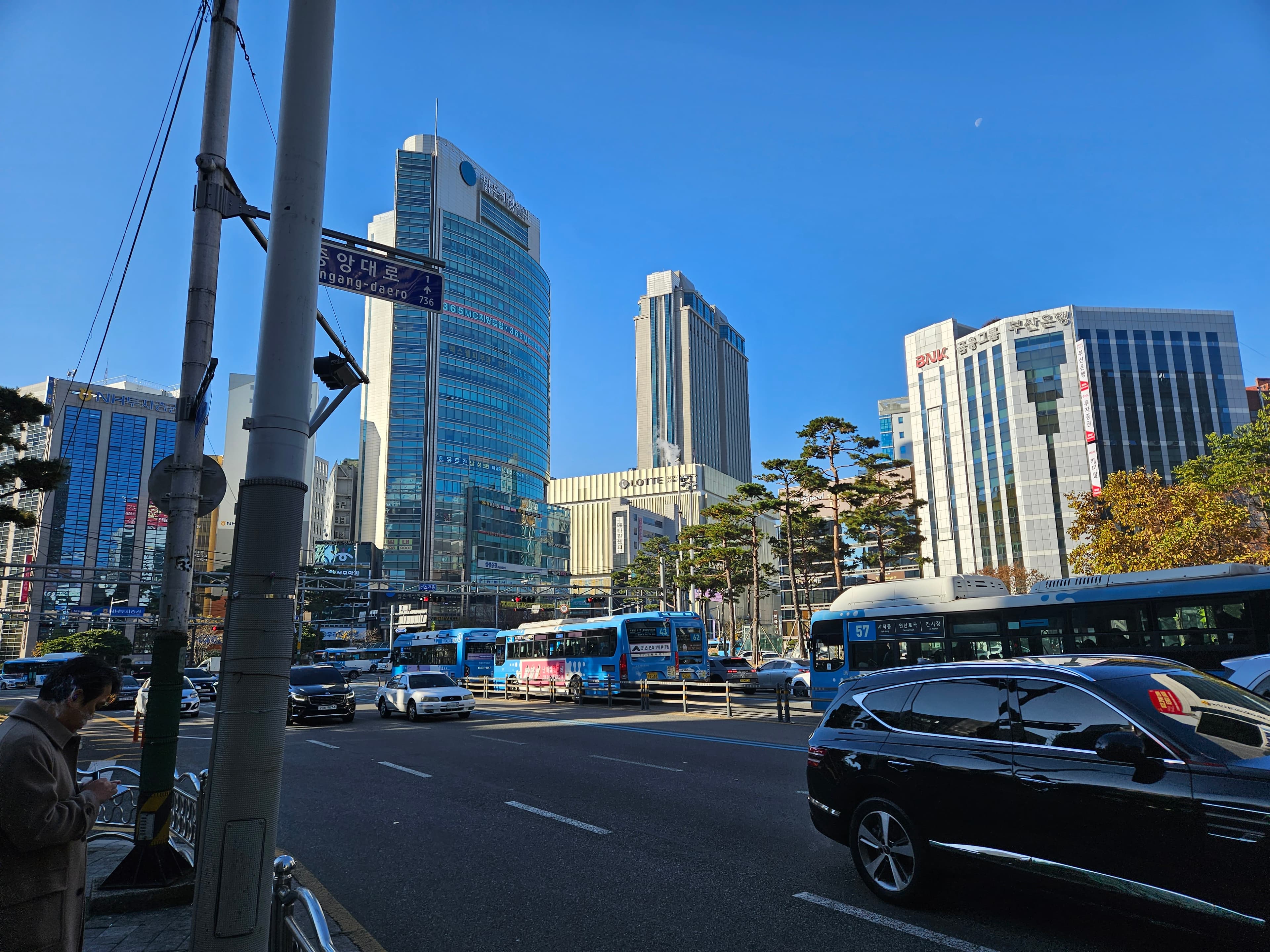 西面のビル