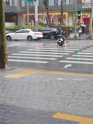傘持ってない