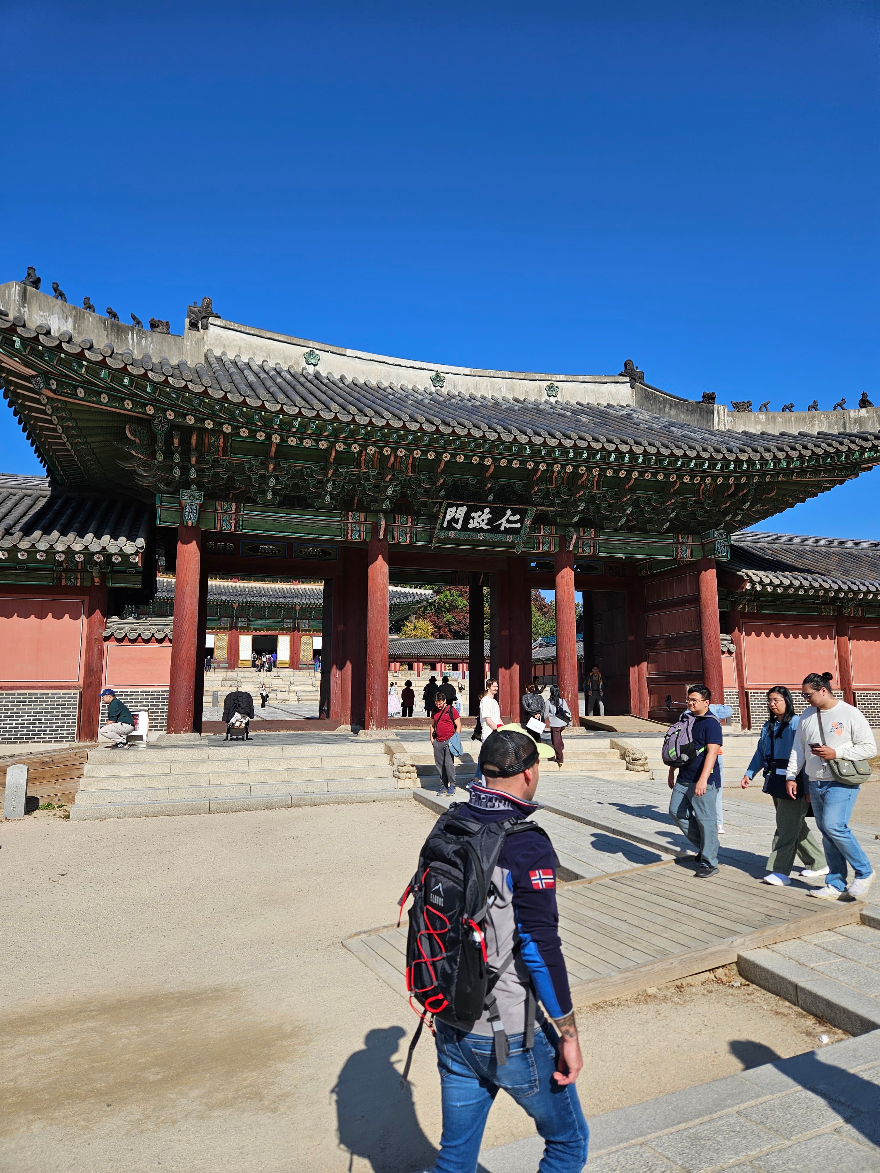 仁政門(인정문)