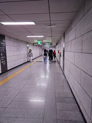 薄暗い乗り換え
