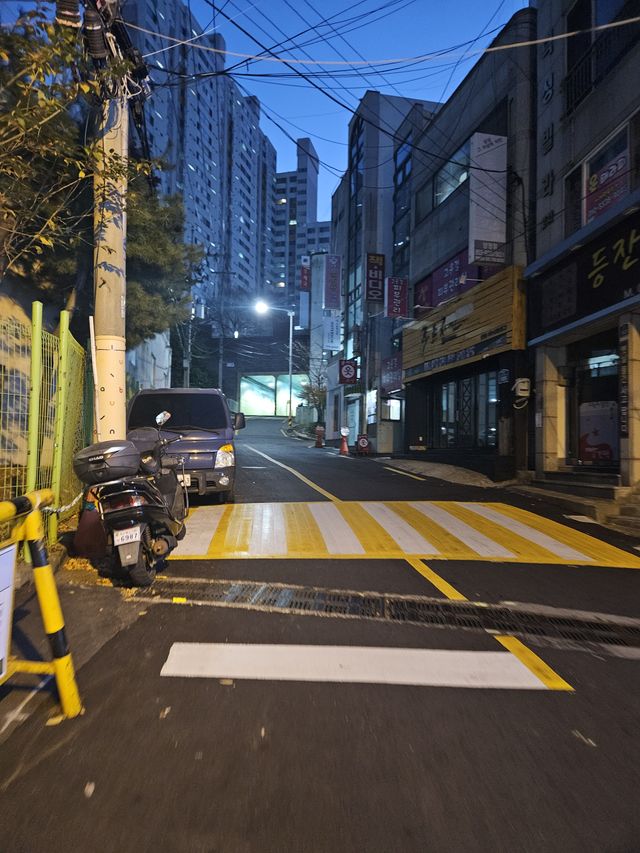 道にボコッがある