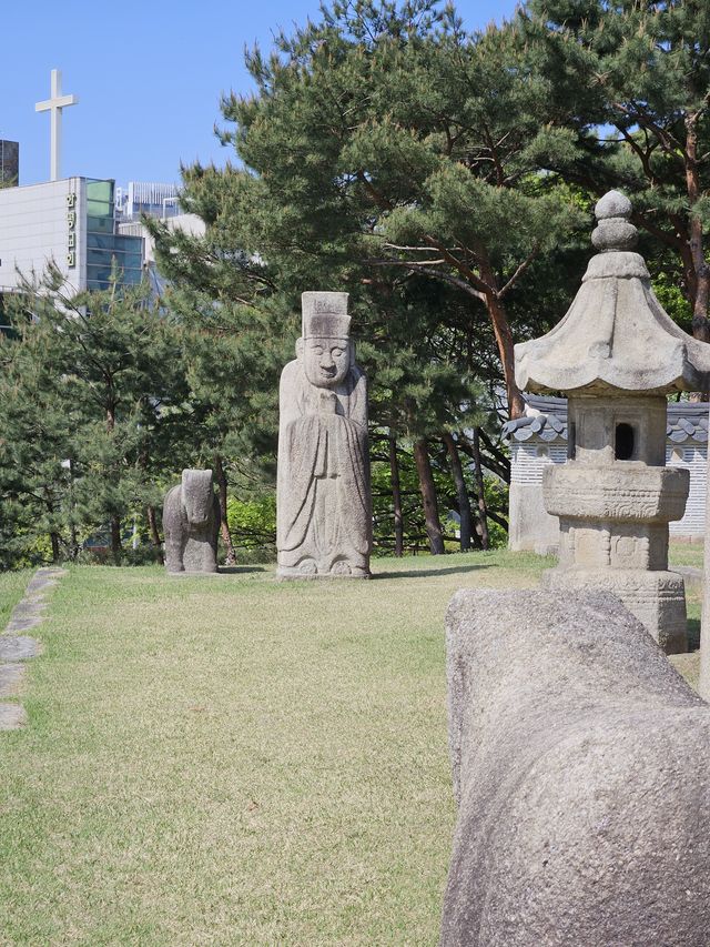 文石人(문석인)と長明灯(장명등)