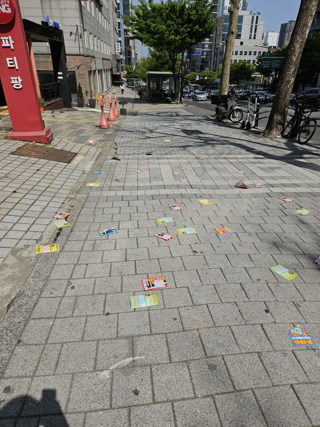 チラシがばら撒かれている