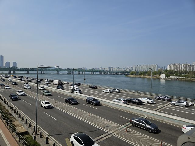 広い道と広い川