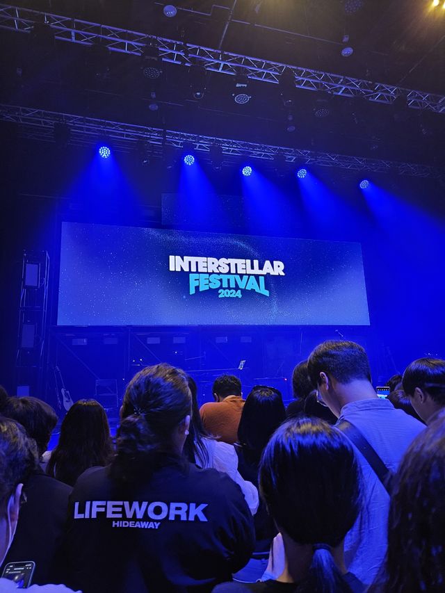 スタンディングです