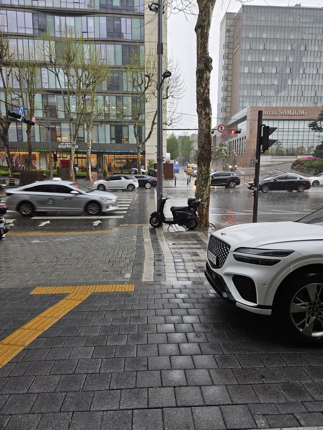 ホテルから出たら土砂降り