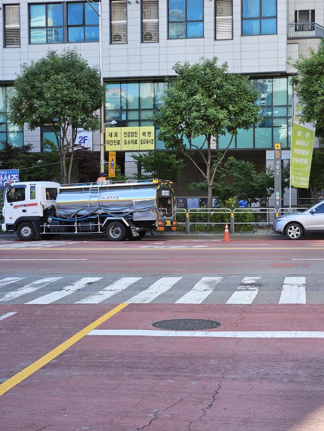 けん引される三角コーン