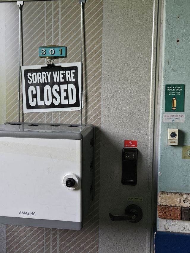 開いてなかった文房具屋