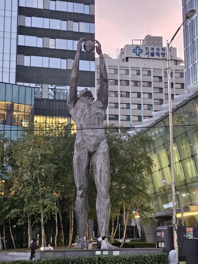 元気玉集めてる像