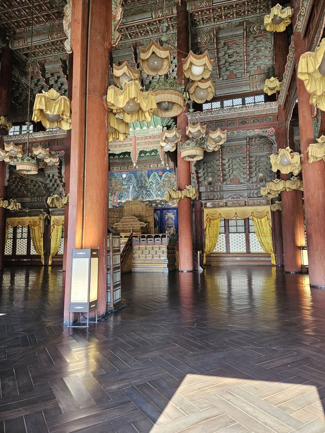 シャンデリアとカーテン