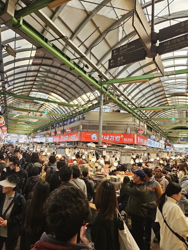 屋台と人でいっぱい