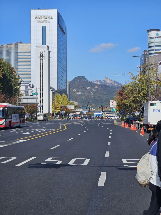 広い道と山と青空