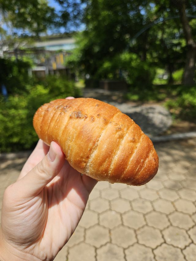 昨日のカフェで買ったパン